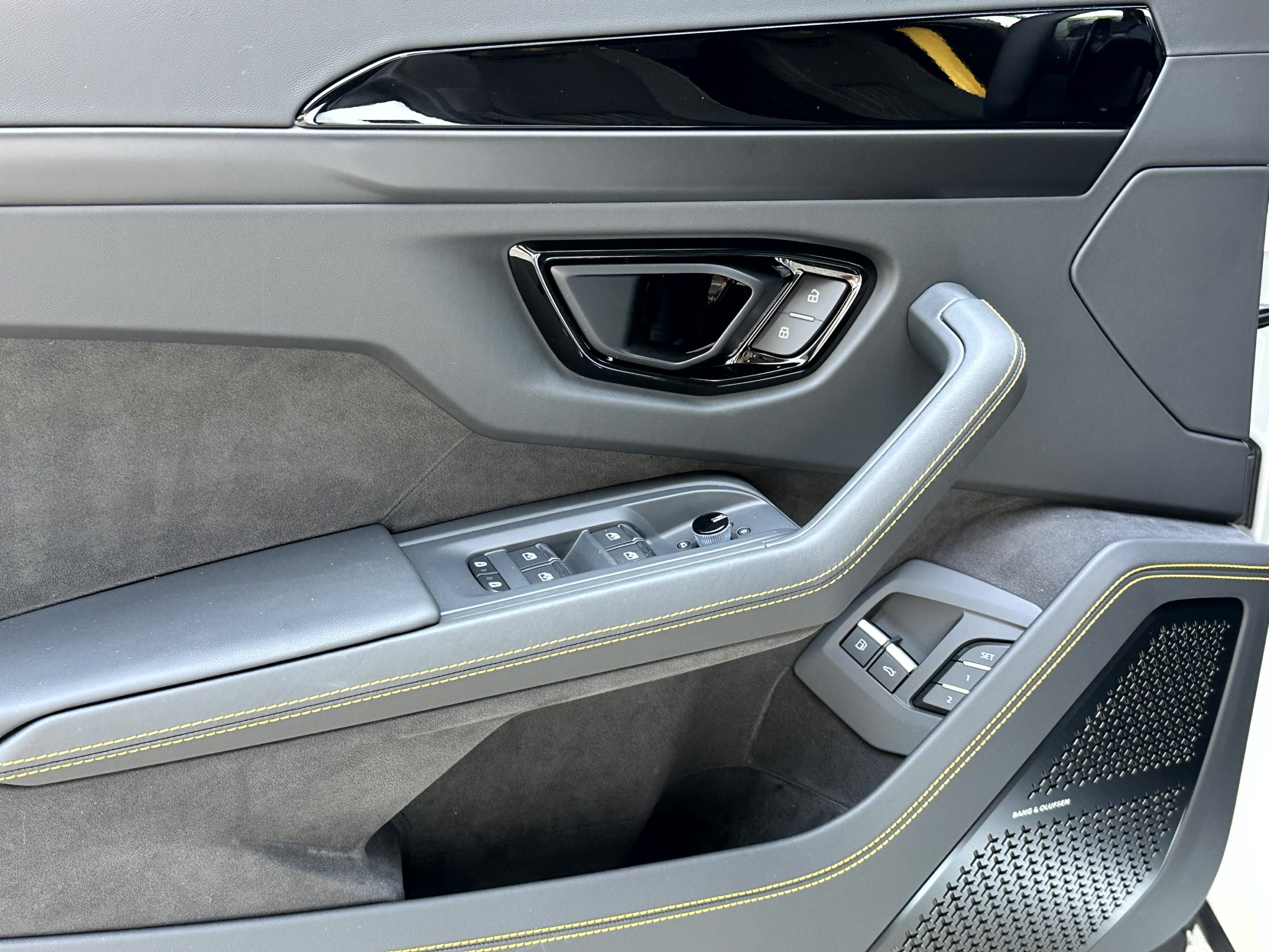 Lamborghini URUS 4.0 SE MY2026 B&O PANO MASSAGE DARK FULL